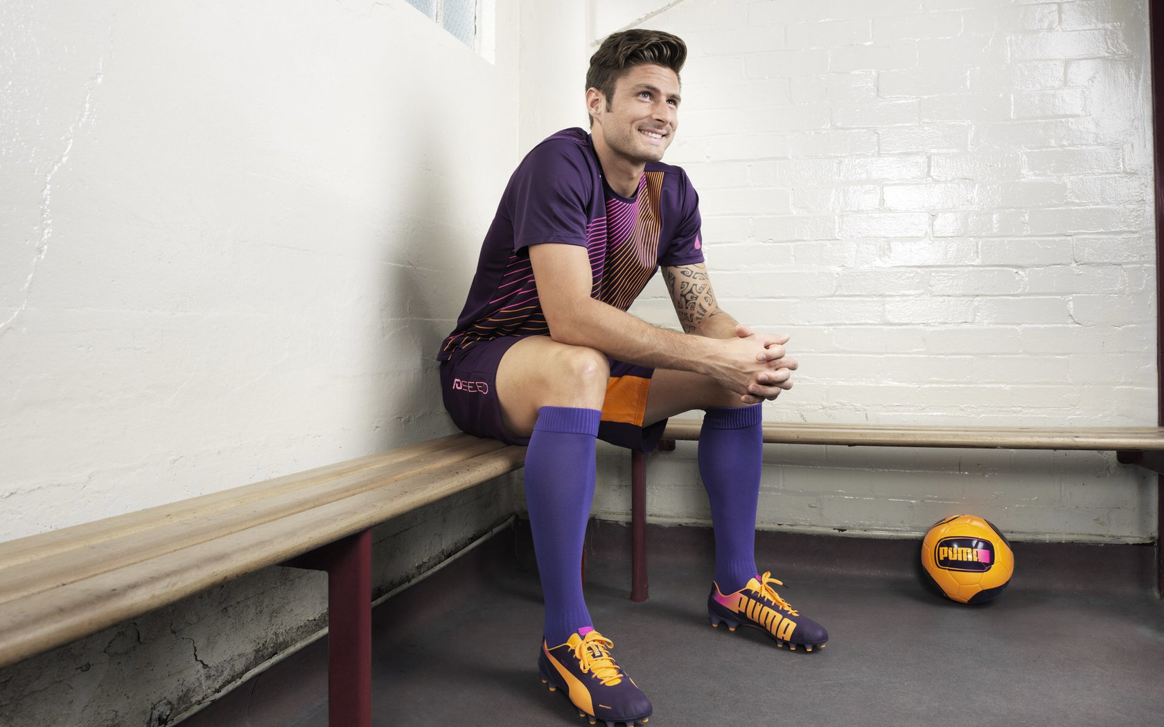 比赛中球队表现抢眼,赢得广大支持,面对这么多的困难,球队怎么能赢得比赛呢_